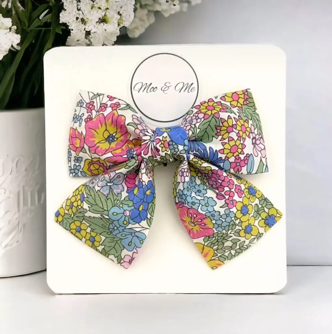 A bow that is on the card.